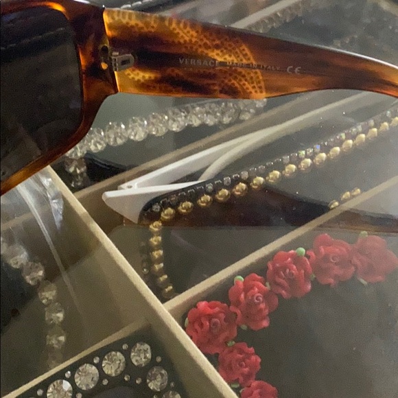 Versace - Picture 2 of 5